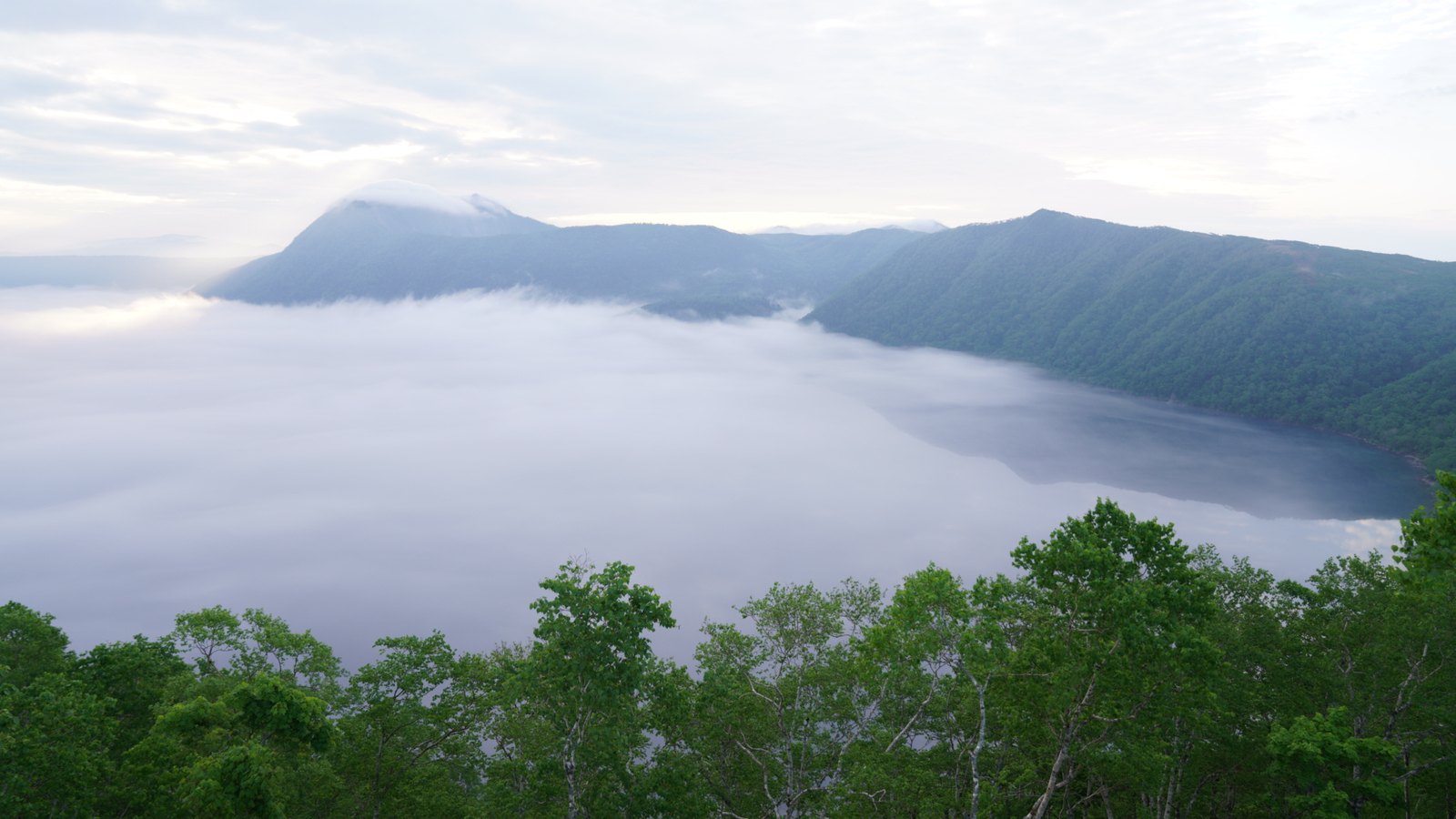 雲海に包まれた初夏の摩周湖