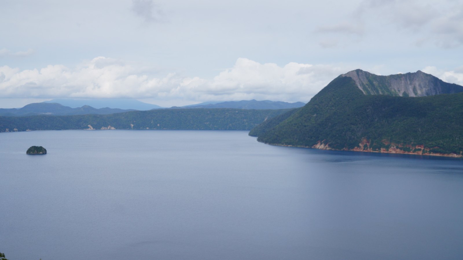 夏の摩周湖と、湖に浮かぶ小さな島